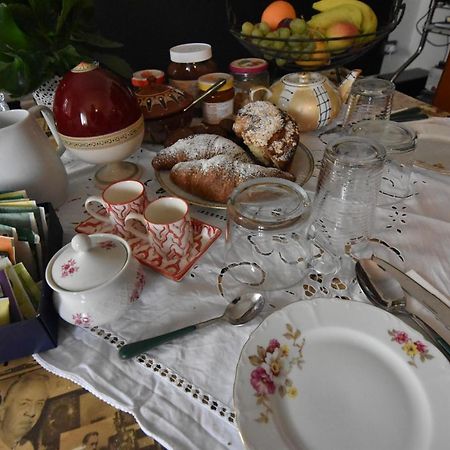 Bed and Breakfast A Casa Dell'Artista Viki Єзі Екстер'єр фото